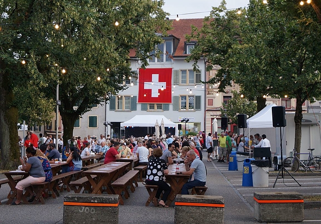 Das Feuerwerk musste wegen der anhaltenden Trockenheit abgesagt werden. Die Bundesfeier auf dem Klosterplatz war dennoch gut besucht. (Bild: Franz Beidler)