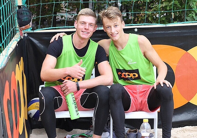 Der 18-jährige Schönenwerder Luca Häfliger (r.) will am Samstag, 28. Mai mit seinem Partner Nico Ramer (l.) die U19-Konkurrenz hinter sich lassen und sich einen Platz im Finale auf dem Center Court der Oltner Kirchgasse sichern. (Bild: ZVG)