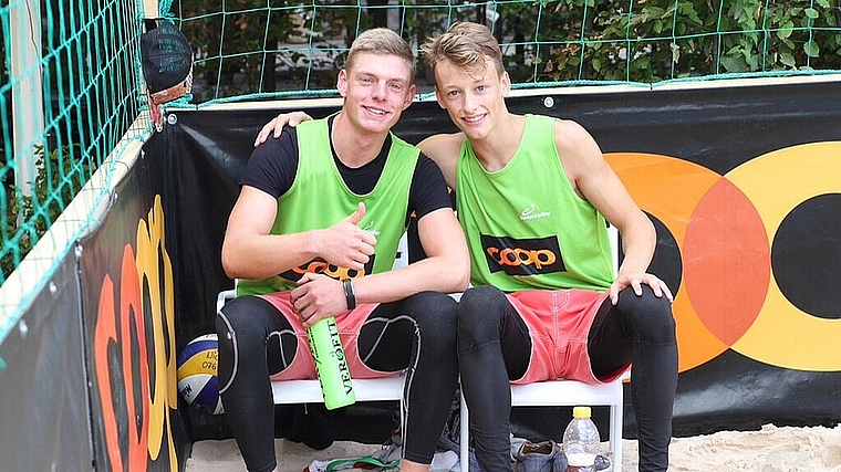 Der 18-jährige Schönenwerder Luca Häfliger (r.) will am Samstag, 28. Mai mit seinem Partner Nico Ramer (l.) die U19-Konkurrenz hinter sich lassen und sich einen Platz im Finale auf dem Center Court der Oltner Kirchgasse sichern. (Bild: ZVG)