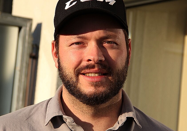 «Seit mehreren Jahren trage ich ein Cap. Jeder kennt mich so», verrät Adrian Fischer über sein Markenzeichen. (Bild: S. Furter)
