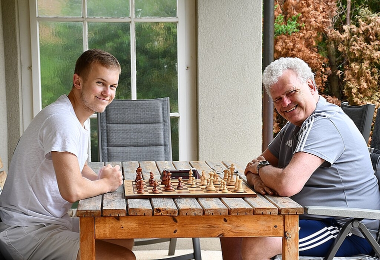 Markus Angst, Vizepräsident des Schachklubs Olten und Sohn Oliver, der mit einem Schachturnier fast Neuntausend Franken sammelte. (Bild: Franz Beidler)