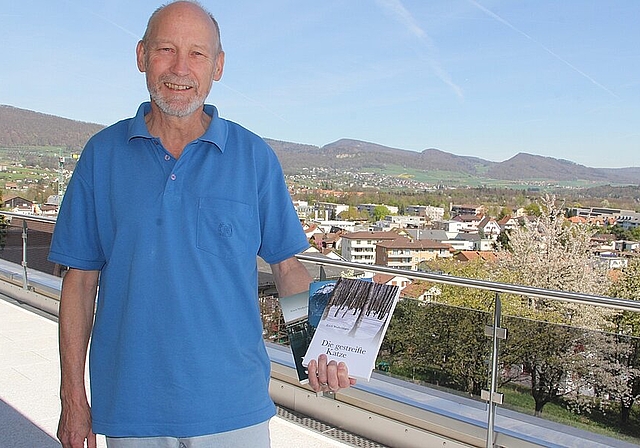 Schreibt von Dingen, die er kennt: Autor Erich Wullschleger mit seinen drei Krimis, die häufig im Niederamt spielen. mim)