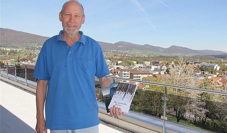 Schreibt von Dingen, die er kennt: Autor Erich Wullschleger mit seinen drei Krimis, die häufig im Niederamt spielen. mim)
