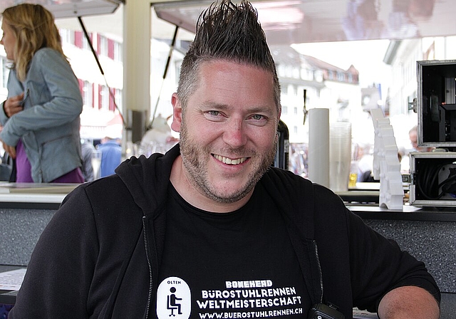 Lee Aspinall hört auf, schwarz zu tragen, wenn er eine dunklere Farbe findet und motiviert gerne Menschen dazu, etwas Verrücktes zu wagen. (Bild: Sonja Furter)