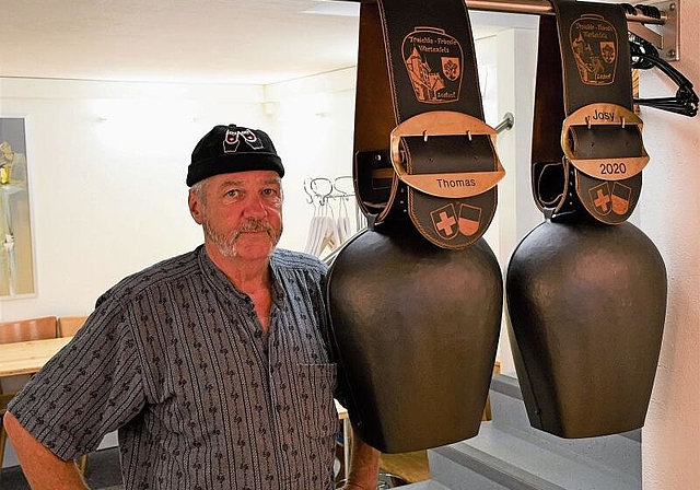 Der Vereinspräsident der Treichle-Fründe Wartenfels, Ernst Wyss, lässt sich die Freude am Treicheln von niemandem verderben. Der Verein ist im Privatlokal von Thomas Annaheim in Lostorf beheimatet. (Bild: Cyrill Pürro)