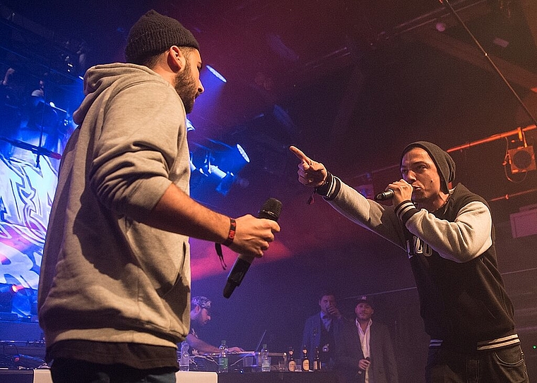 Packende Verbalgefechte voller Wortwitz: Der Zürcher Mü Man (l.) und der Luzerner Big Smoke sind zwei der insgesamt 18 Schweizer Rapper, die am Samstag, 30. September in der Paraiba Bar um den Titel des «Run This Town»-Freestyle Battle kämpfen w