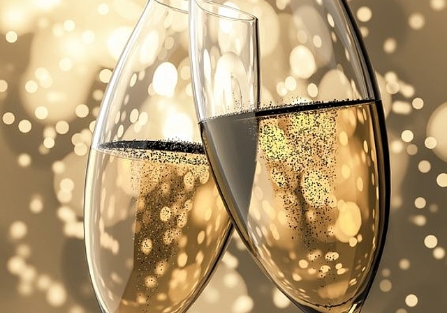 Die Bevölkerung ist eingeladen, am Samstag, 4. Januar auf dem Platz der Begegnung auf das neue Jahr anzustossen. (Bild: Fotolia)