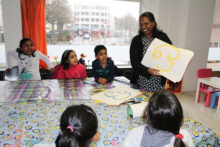 Ziel des Projektes «Schenk mir eine Geschichte» ist es, die Muttersprache zu fördern. Die Tamilin Ruth Sinnadurai erzählt jeweils am Donnerstagnachmittag eine Geschichte in ihrer Muttersprache Tamil. (Bild: mim)
