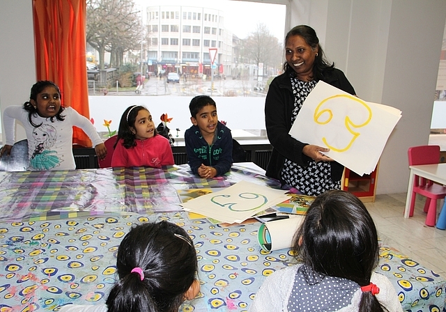 Ziel des Projektes «Schenk mir eine Geschichte» ist es, die Muttersprache zu fördern. Die Tamilin Ruth Sinnadurai erzählt jeweils am Donnerstagnachmittag eine Geschichte in ihrer Muttersprache Tamil. (Bild: mim)