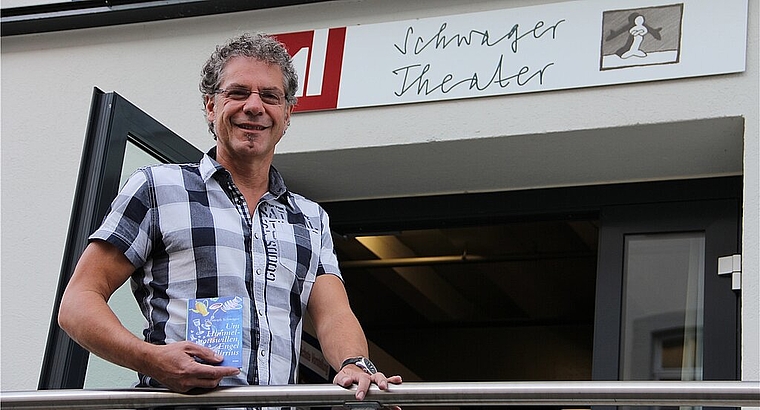 Die Geschichte und das Theater als Thema - Christoph Schwager vor seinem Theater im Gerolag Center. mim)