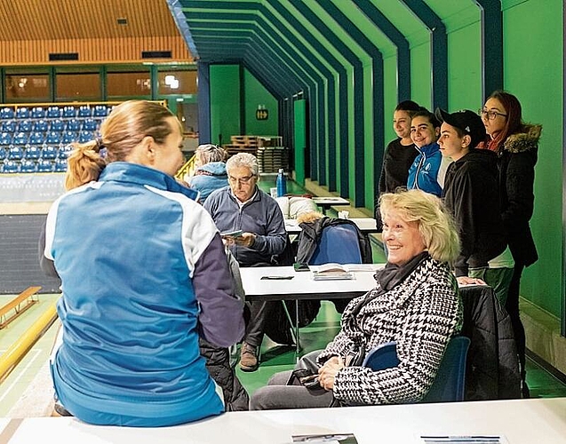 Entspannte Stimmung unter den Besucherinnen.
