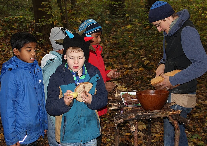 Zvieri im Wald: Matthias Vogel schneidet Brot zu Schoggi. (Bild: mim)
