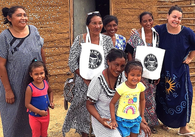 «Mama Tierra»-Geschäftsführerin Katherine Klemenz (l.) besucht regelmässig die Wayuu-Indigenen, denen sie hilft ihr Kunsthandwerk zu vertreiben. (Bild: ZVG)