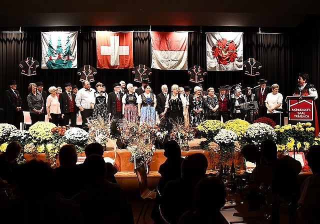 Der Jubilar, der Jodlerklub Olten, mit Partner/innen bei der Ansprache von Karin Niederberger. (Bild: ZVG)