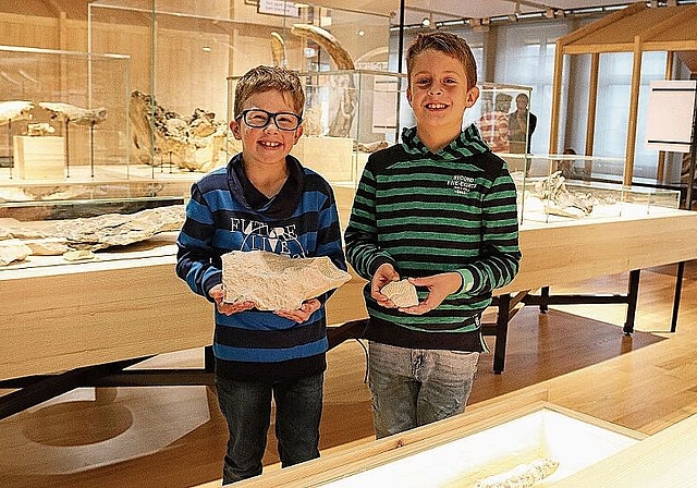 Tobias Kyburz (l.) und Giuliano Maffeis aus Lostorf zeigen stolz ihren Fund: einen Ammoniten. (Bild: mim)
