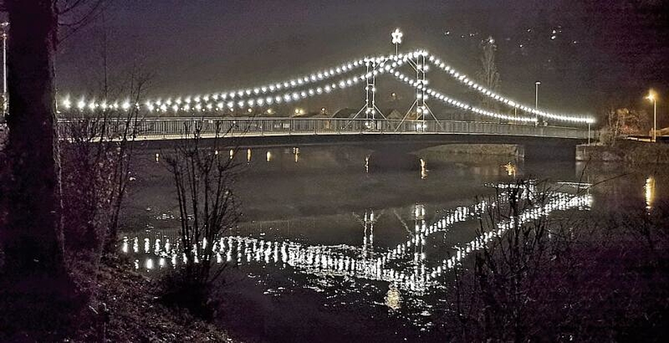 Die Weihnachtsbeleuchtung über die Aarekanalbrücke ist jeweils ein Werk des Winznauer Feuerwehrvereins. (Bild: ZVG)