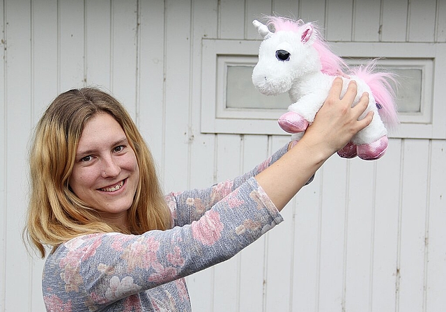 Die Trimbacherin und das Einhorn. Kindergärtnerin Tirza Hug hat eine grosse Leidenschaft für das Fabelwesen. (Bild: Sonja Furter)
