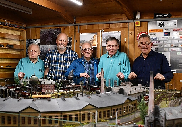 Der harte Kern des Modelleisenbahnclubs Olten (v.l.): Peter Donzé, René Berli, Willi Gutherz, Hans Egger und Markus Ulrich vor dem Herzstück ihrer Modelleisenbahnanlage: Dem Bahnbetriebswerk mit Ringlokschuppen. (Es fehlen Hans Herzig und Stefan E