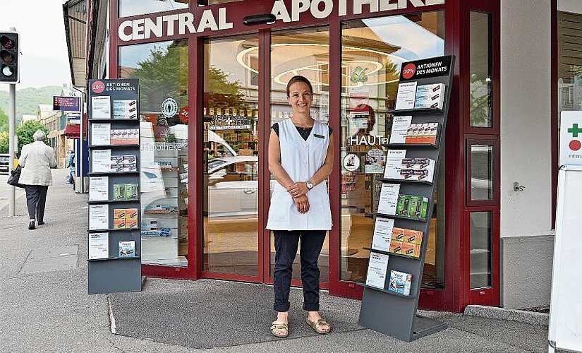 Apothekerin Carla Aeberhard von der Central Apotheke in Olten rät dazu, sich bestmöglich vor Zecken zu schützen. Dazu gehört auch die Impfung, die für Kinder ab sechs Jahren und für alle Erwachsenen geeignet ist. (Bild: Denise Donatsch)