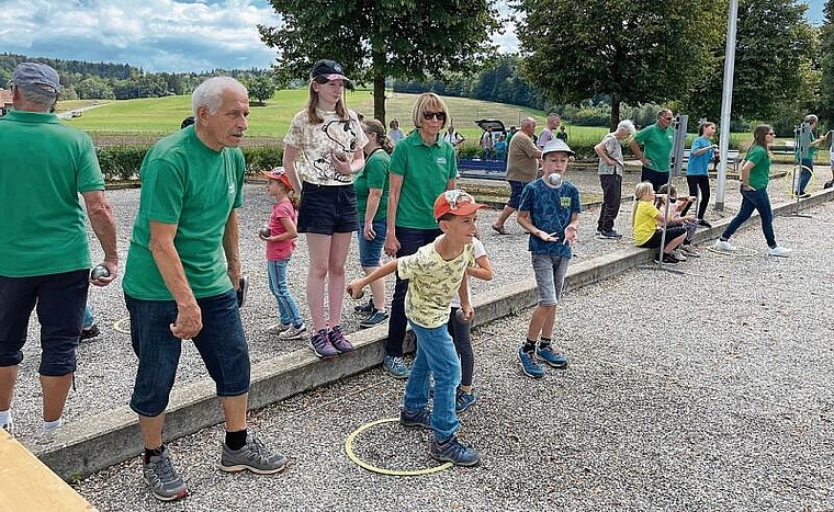 Gross und Klein hatten Spass beim Pétanque in Däniken. (Bild: ZVG)