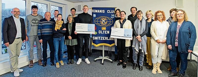 Bei der Checkübergabe des letzten Oltner 2-Stundenlaufs konnte fast ein Rekordbetrag ausbezahlt werden. (Bild: ZVG)