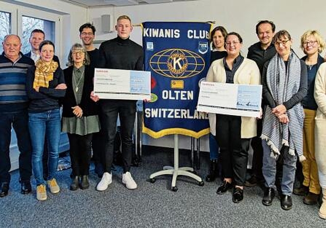 Bei der Checkübergabe des letzten Oltner 2-Stundenlaufs konnte fast ein Rekordbetrag ausbezahlt werden. (Bild: ZVG)