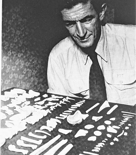 Porträt des Urgeschichts-Archäologen Theodor Schweizer in der Uniform des Postbeamten.