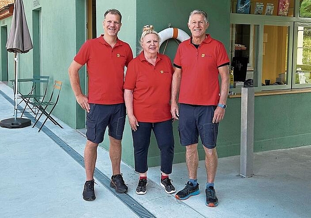 Lukas Strässler (links), Rita Hostettler und Roland Studer sind darum besorgt, dass im Schwimmbad alles rund läuft. Ebenso zum Team gehört Monique Mudry.