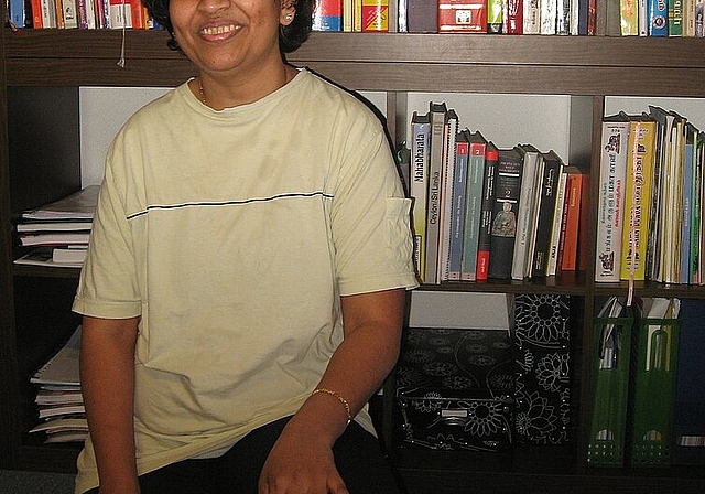 Karthiya Kirupa vor ihrer Bibliothek: «Lesen ist meine Leidenschaft.»vwe)
