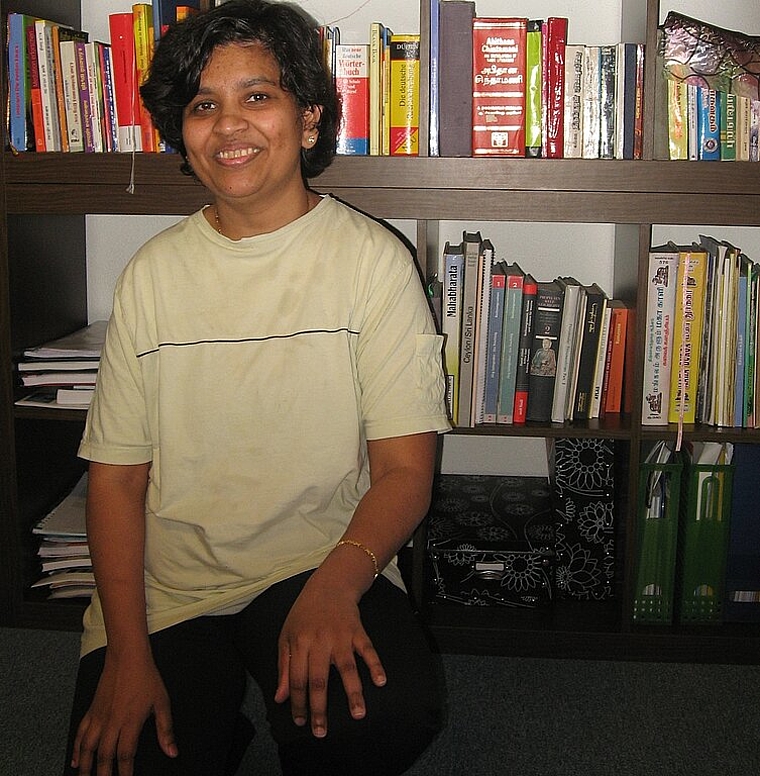 Karthiya Kirupa vor ihrer Bibliothek: «Lesen ist meine Leidenschaft.»vwe)