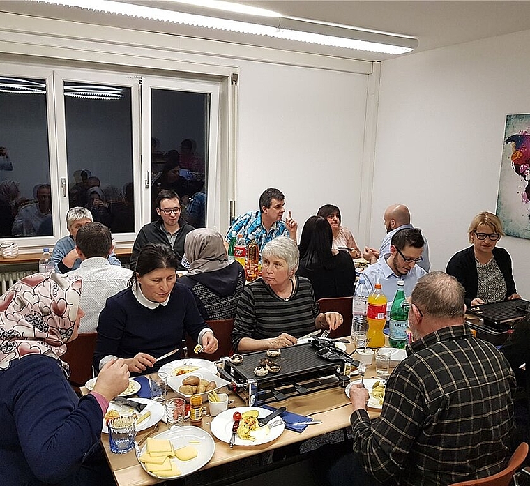 Gemütlicher Racletteabend bei der Stiftung Lernforum und dem Anatolien Kulturverein. (Bild: ZVG)