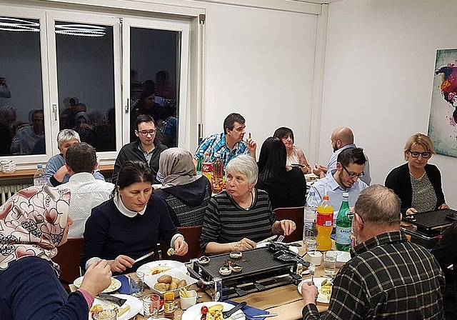 Gemütlicher Racletteabend bei der Stiftung Lernforum und dem Anatolien Kulturverein. (Bild: ZVG)