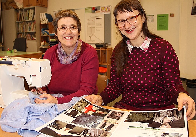 Das Cultibo-Mitglied Rita Lanz (l.) und die Kostümdesignerin Eva Butzkies freuen sich auf viele Interessierte, die das Theaterprojekt «1918.ch» von März bis Juni mit ihren handwerklichen Fähigkeiten unterstützen werden. (Bild: mim)