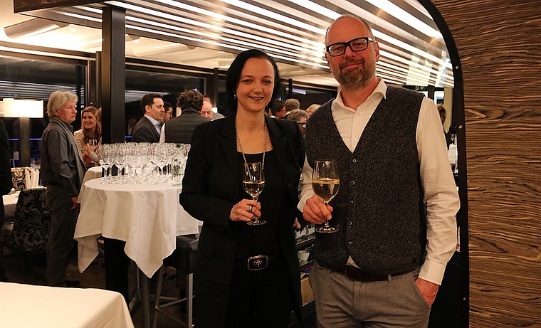 Das Co-Präsidium mit Daniela Giaotto und Andreas Jäggi stiess am Montagabend auf ein Jahr an, das reichlich Veränderungen mit sich bringen wird. (Bild: mim)