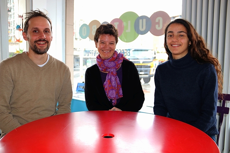 Gemäss dem ehrenamtlich tätigen Vorstandsmitglied Gaby Denzler (M.) ist für den Betrieb im Cultibo sowohl Freiwilligen-, als auch die professionelle Arbeit durch Zentrumsleiter Christoph Wüthrich und Praktikantin Leila El Hachimi nötig. (Bild: m