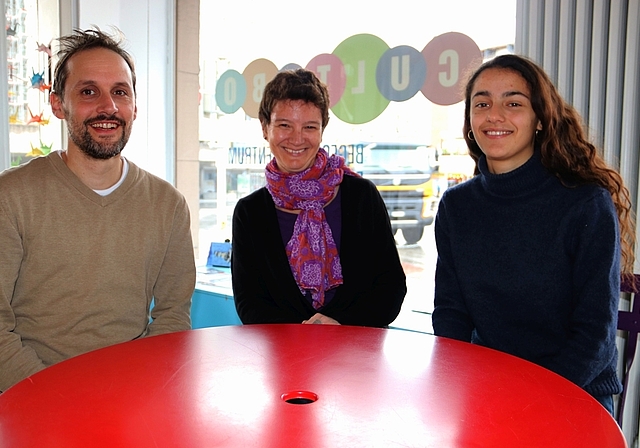 Gemäss dem ehrenamtlich tätigen Vorstandsmitglied Gaby Denzler (M.) ist für den Betrieb im Cultibo sowohl Freiwilligen-, als auch die professionelle Arbeit durch Zentrumsleiter Christoph Wüthrich und Praktikantin Leila El Hachimi nötig. (Bild: m