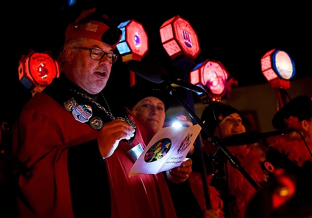 FUKO-Präsident Beat Loosli an der diesjährigen Fez-Übergab mit Obernaar Rahel von den Rätschwybern. Er schätzt die Lichter der Steckenlaternen der Frauenzunft und freut sich deshalb speziell auf den Naareschtopf am 7. Februar. (Bild: Daniela Fri