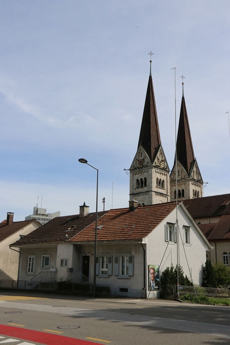 Anstelle der Doppeleinfamilienhäuser soll ein sechsgeschossiger Gebäudeteil treten. (Bild: mim)