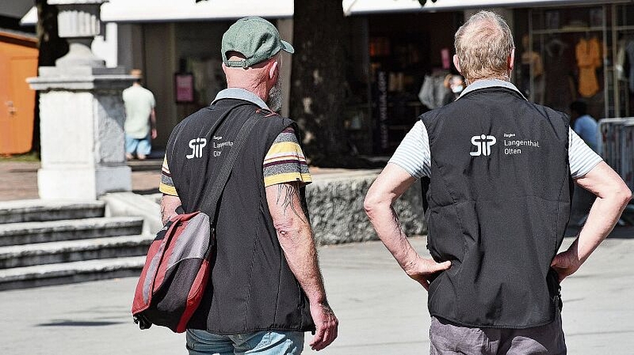 Seit einem halben Jahr in Olten unterwegs: die Patrouillen der SIP, hier vor der Stadtkirche. (Bild: Franz Beidler)
