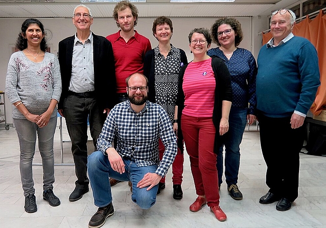 Der neue Vorstand (v.l.): Dinesh Jayasuriya, Paul Dilitz, Benedikt Jäggi, Sandro Villiger (kniend), Gaby Denzler, Andrea Leonhardt Mohr, Johanna Lotz und Markus B. Meyer. Es fehlt Yabgu Ramazan Balkaç. (Bild: ZVG)