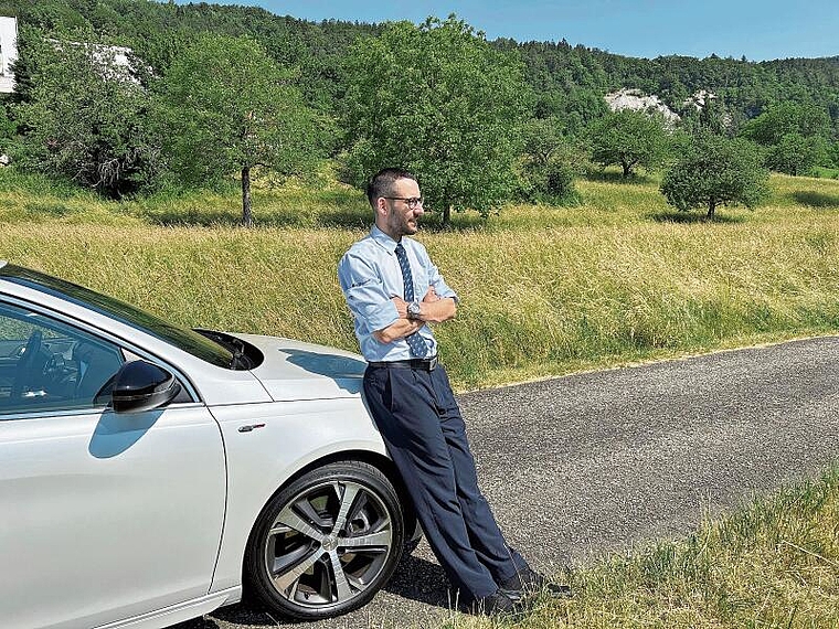 Joshua Lischetzki fährt gerne durch schöne Naturlandschaften – ob im Bus mit BOGG-Uniform oder mit seinem Privatauto. (Bild: Caspar Reimer)