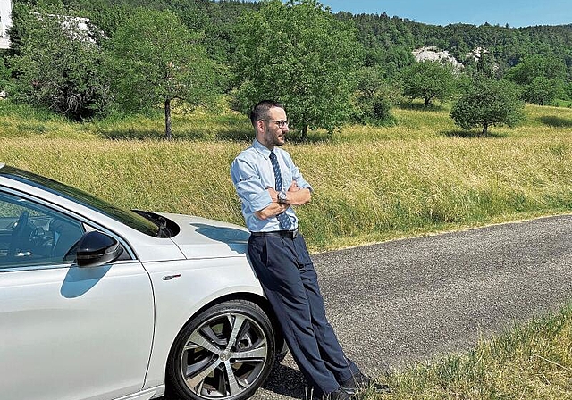 Joshua Lischetzki fährt gerne durch schöne Naturlandschaften – ob im Bus mit BOGG-Uniform oder mit seinem Privatauto. (Bild: Caspar Reimer)