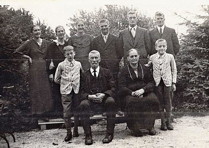 Die grosse Familie von Ernst und Anna Hofer-Gfeller mit den drei Töchtern und den fünf Söhnen, um 1935. (Bild: ZVG Verena Spielmann, Trimbach)