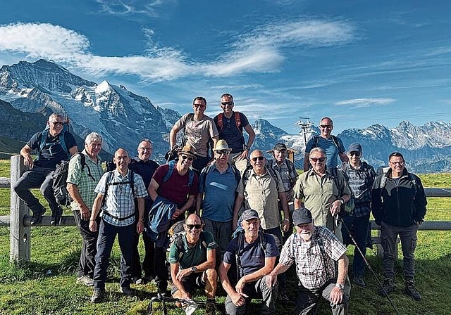 Die Hägendörfer Männerturner vor dem Berner Oberländer Bergpanorama. (Bild: ZVG)