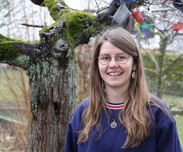 Die Liebe zu Olten ist in den vergangenen neun Jahren gewachsen. Corina Bolliger hinter ihrem Haus im Garten, der genauso verwildert wie verwunschen ist. (Bild: Sonja Furter)