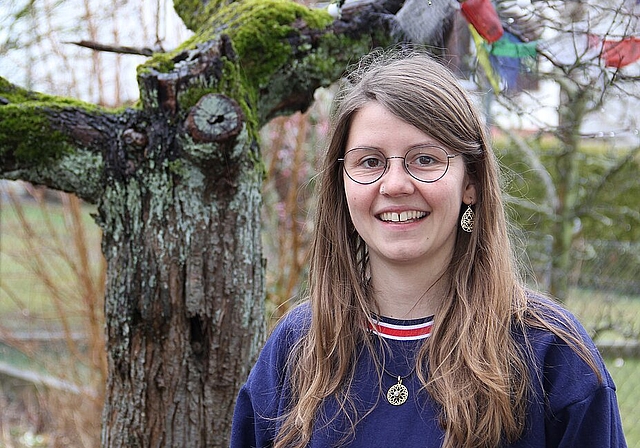 Die Liebe zu Olten ist in den vergangenen neun Jahren gewachsen. Corina Bolliger hinter ihrem Haus im Garten, der genauso verwildert wie verwunschen ist. (Bild: Sonja Furter)