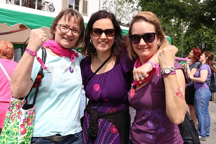 Die Berufsfachschullehrerinnen (v.l.) Brigitte Schmid aus Muri (AG), Désirée Martin aus Luzern und Isabel Schnyder aus Gümligen (BE) besuchen in Olten eine Weiterbildung. «Wir unterrichten insbesondere Männer aus Handwerksberufen, die oftmals ein erschreckendes Frauenbild haben.» (Bild: mim) 