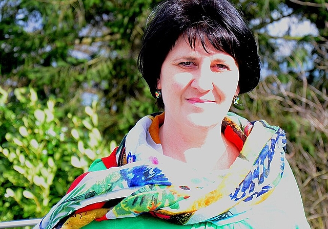 Sandra Canonica zieht sich immer bunt an, am liebsten noch mit einem ausserordentlich farbigen Schal als Accessoire. N. König)
