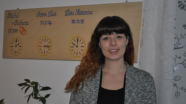 Rebecca Beeli vor dem grossen Erinnerungsschild in ihrem Wohnzimmer, auf dem nebst dem Hochzeitstag nicht nur das Datum der Geburt ihrer Tochter prangt, sondern auch das ihres verstorbenen Sohnes Jason. (Bild: vwe)