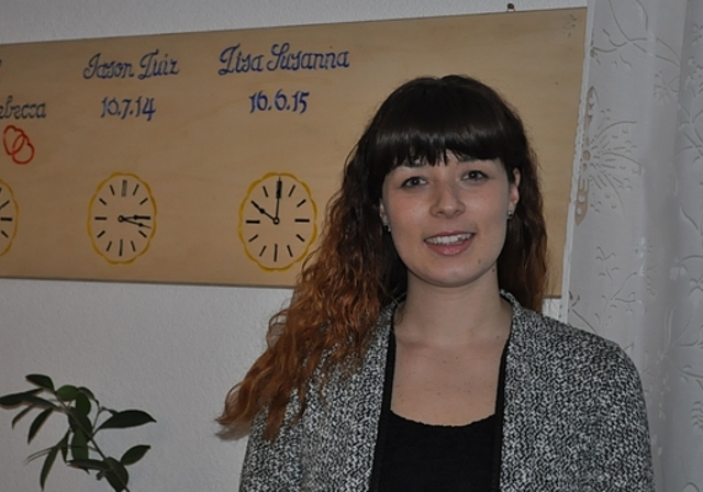 Rebecca Beeli vor dem grossen Erinnerungsschild in ihrem Wohnzimmer, auf dem nebst dem Hochzeitstag nicht nur das Datum der Geburt ihrer Tochter prangt, sondern auch das ihres verstorbenen Sohnes Jason. (Bild: vwe)